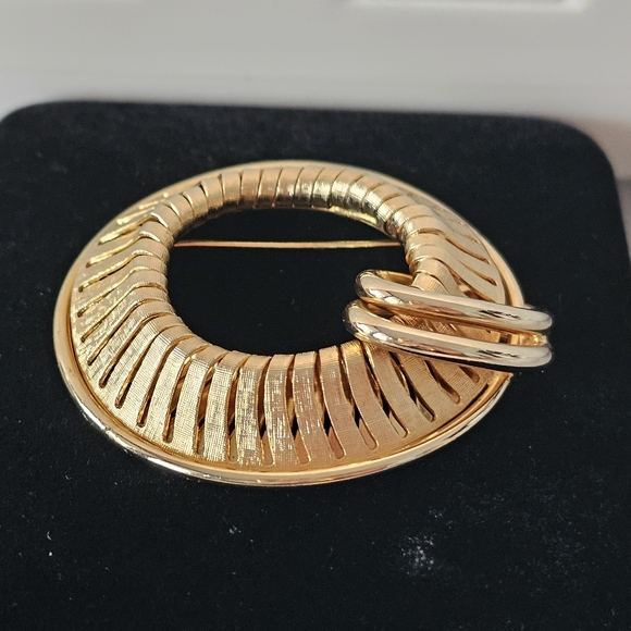 Vintage Unsigned Gold Tone Large Wreath Brooch - Picture 4 of 7